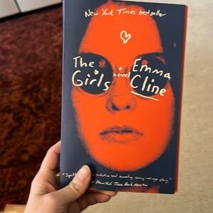 Paperback The Girls by Emma Cline